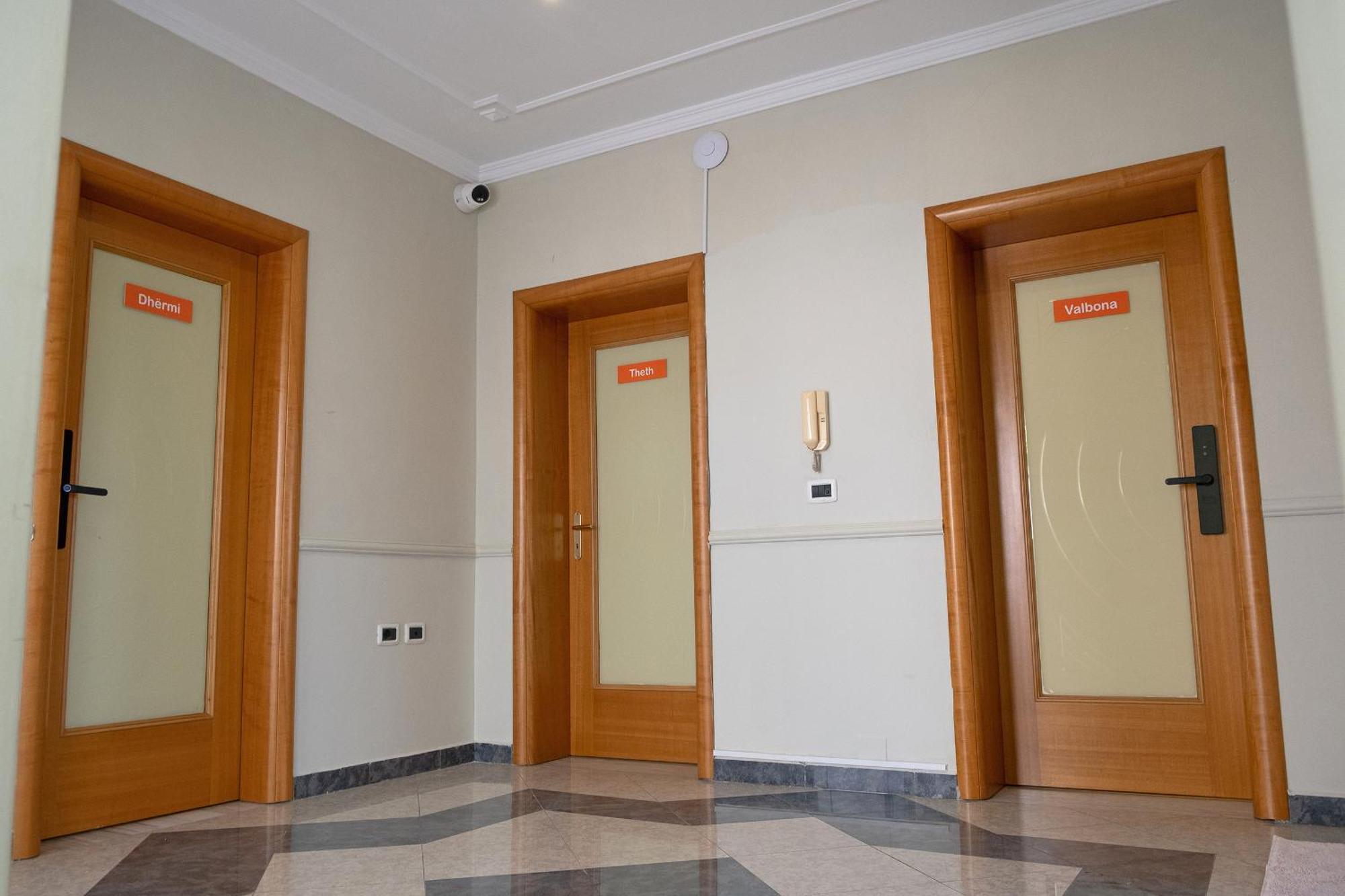 Mandarine Hostel Тирана Екстер'єр фото
