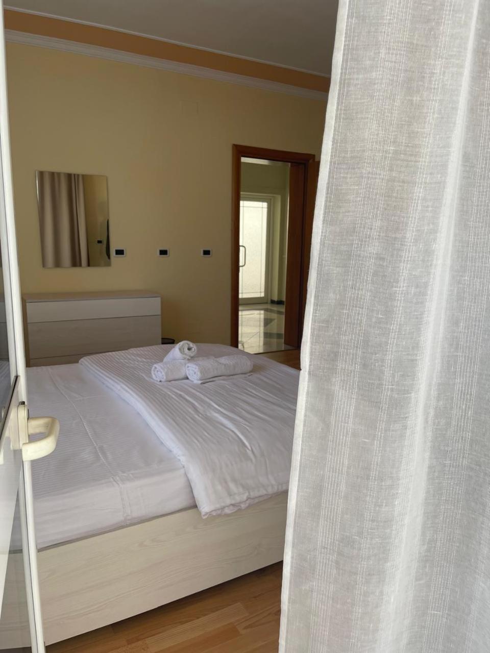 Mandarine Hostel Тирана Екстер'єр фото
