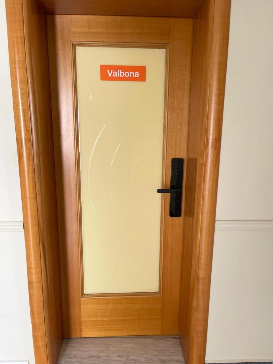 Mandarine Hostel Тирана Екстер'єр фото