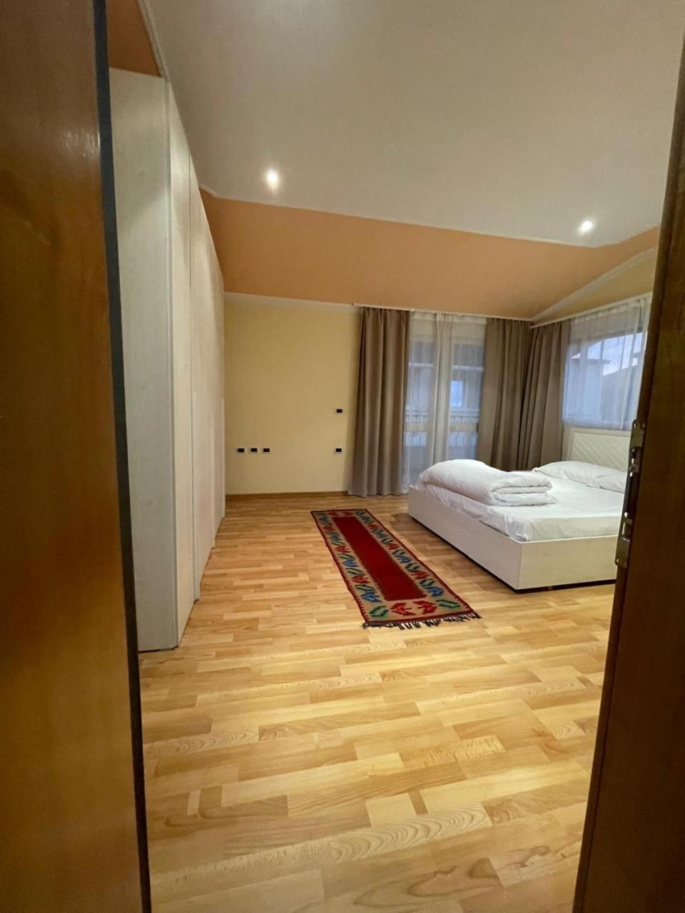 Mandarine Hostel Тирана Екстер'єр фото