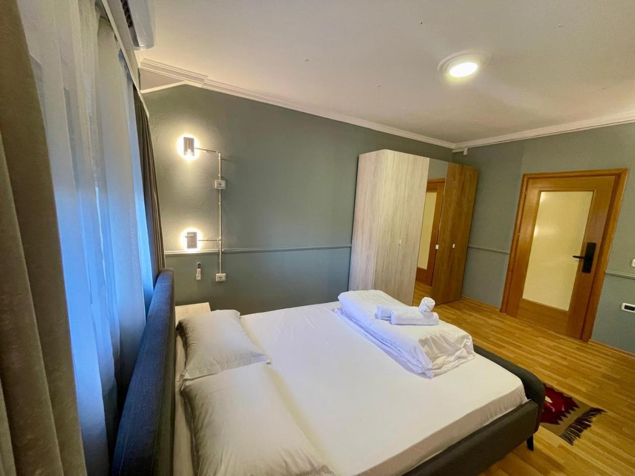 Mandarine Hostel Тирана Екстер'єр фото