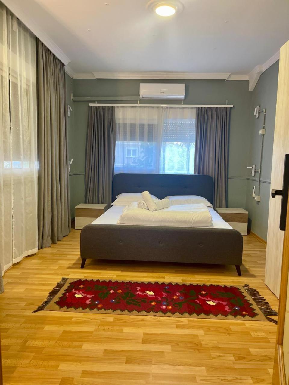 Mandarine Hostel Тирана Екстер'єр фото
