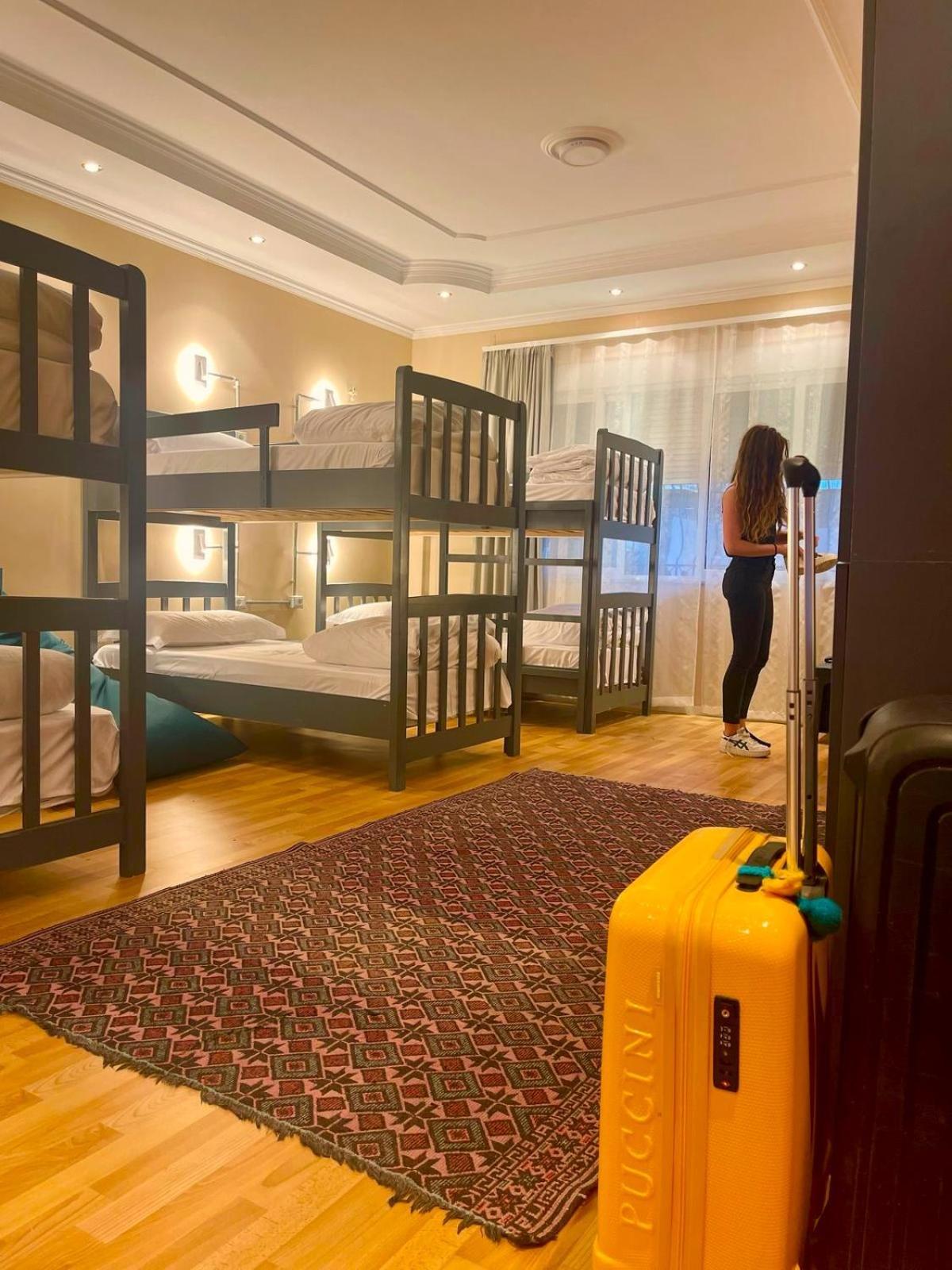 Mandarine Hostel Тирана Екстер'єр фото