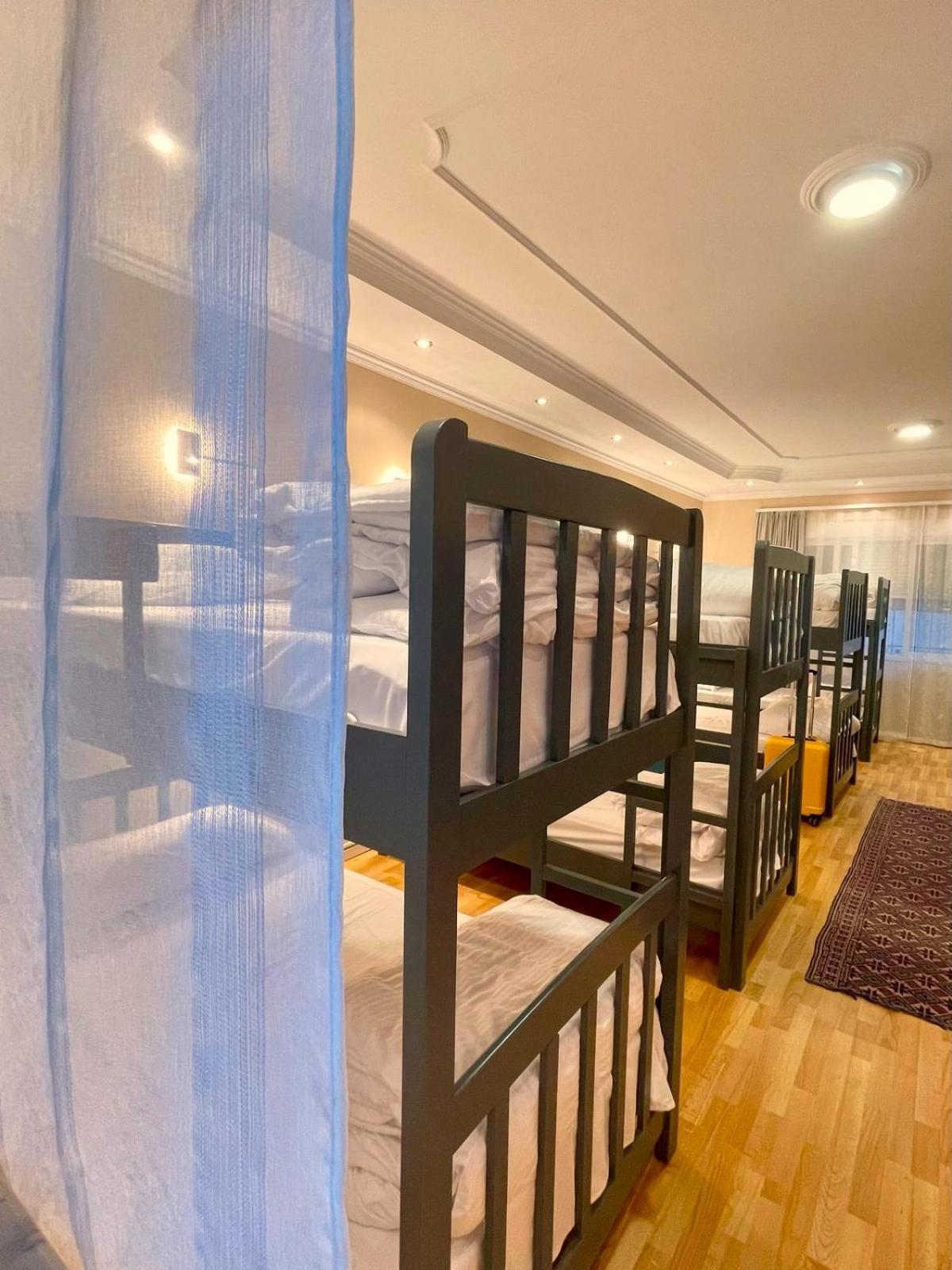 Mandarine Hostel Тирана Екстер'єр фото